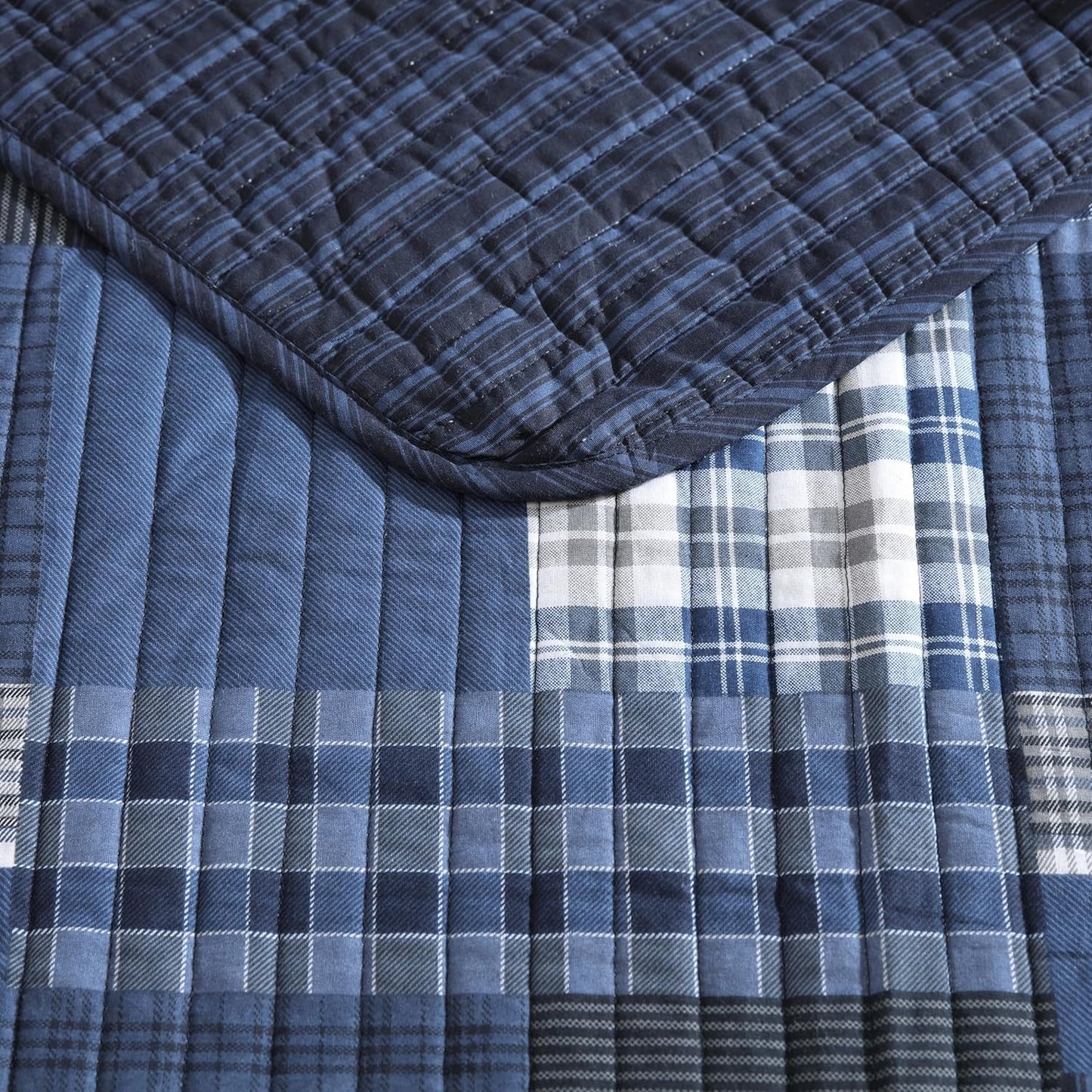 Eddie Bauer - Twin Quilt Set, Reversible Cotton Bedding with Matching Sham, Lightweight Home Decor for All Seasons (Eastmont Navy, Twin)